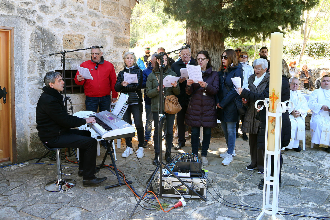 Uskrsni Emaus na Skradinskom buku okupio veliki broj vjernika