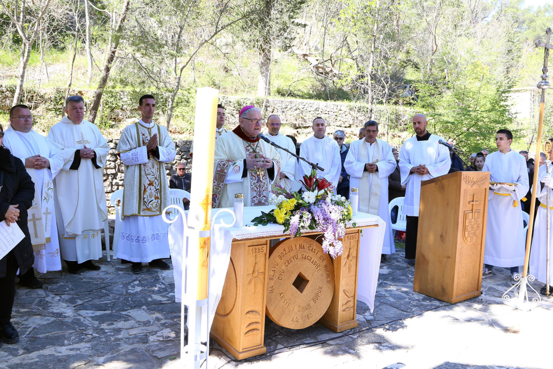 Uskrsni Emaus na Skradinskom buku okupio veliki broj vjernika