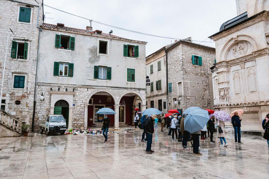 Smeće pod zaštitom UNESCO-a? Sigurno se pitaju turisti koji su jutros vidjeli ovaj horor kod katedrale