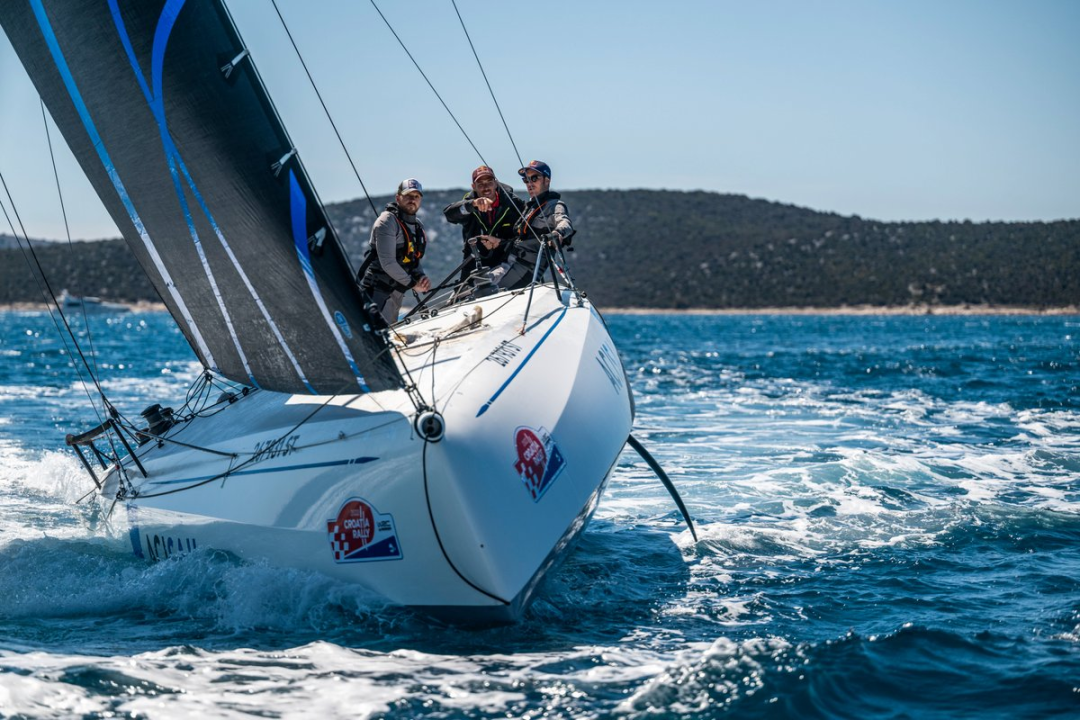 Svjetski slavni vozači relija uživali u jedrenju u Vodicama pod kormilom braće Fantela