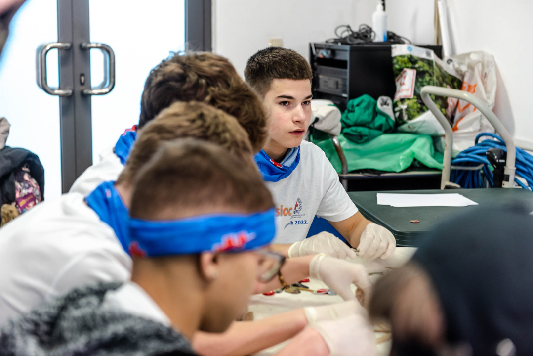 Djeca iz Šibenika i Ukrajine čistila plažu Banj, a smeće iskoristila za izradu slika