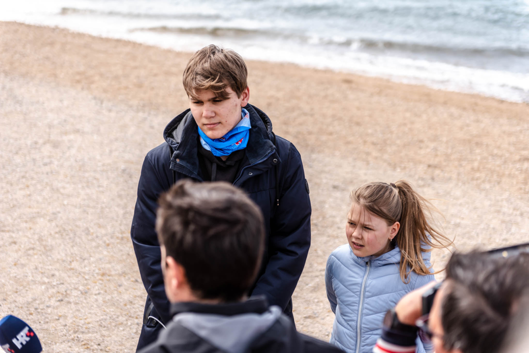 Djeca iz Šibenika i Ukrajine čistila plažu Banj, a smeće iskoristila za izradu slika