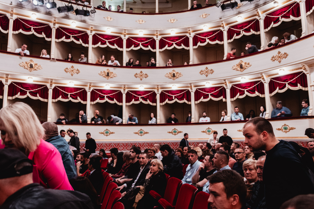 ‘Oči Uoči Zgospod'non’: Ričard je kao Mišo, samo digne ruke i publika umire od smijeha