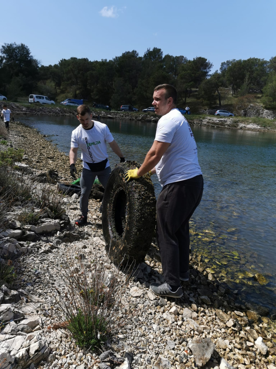 Očišćena Dumboka: Tridesetak ljudi prikupilo 70 vreća smeća i dvadesetak automobilskih guma