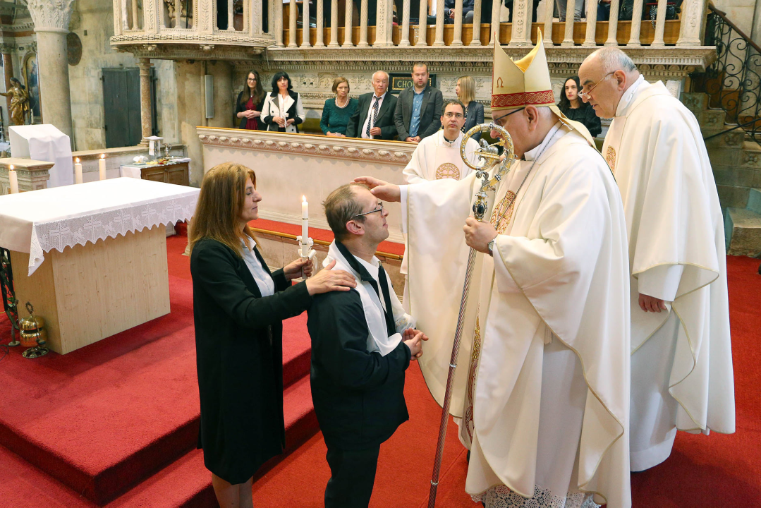 U katedrali sv. Jakova kršteno petero odraslih vjernika, a tri para vjenčana