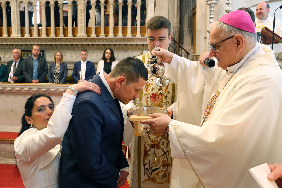 U katedrali sv. Jakova kršteno petero odraslih vjernika, a tri para vjenčana