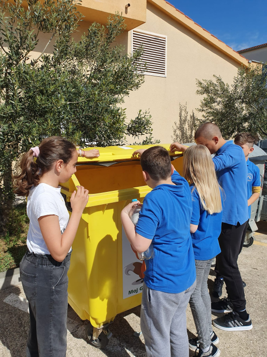 Učenici sedam osnovnih škola učili o odlaganju otpada, a od Zelenog grada dobili i spremnike 