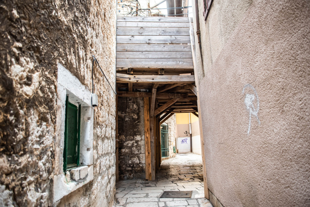 Skela u Ulici biskupa Fosca izgleda poprilično opasno: 'Vlasnik će je ubrzo sanirati, dobio je prijavu' 