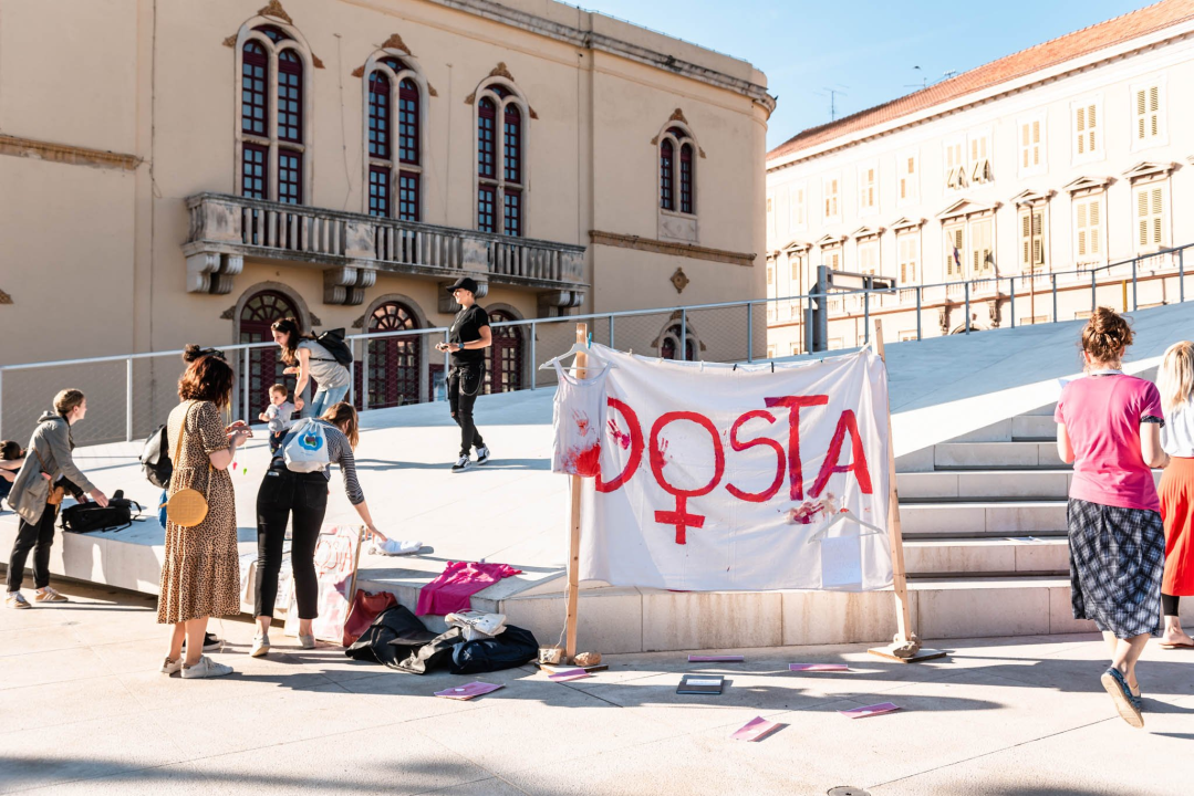 Prosvjed u znak potpore Mireli Čavajdi: 'Ovo nam je podsjetnik koliko sustav može biti okrutan prema ženama'  