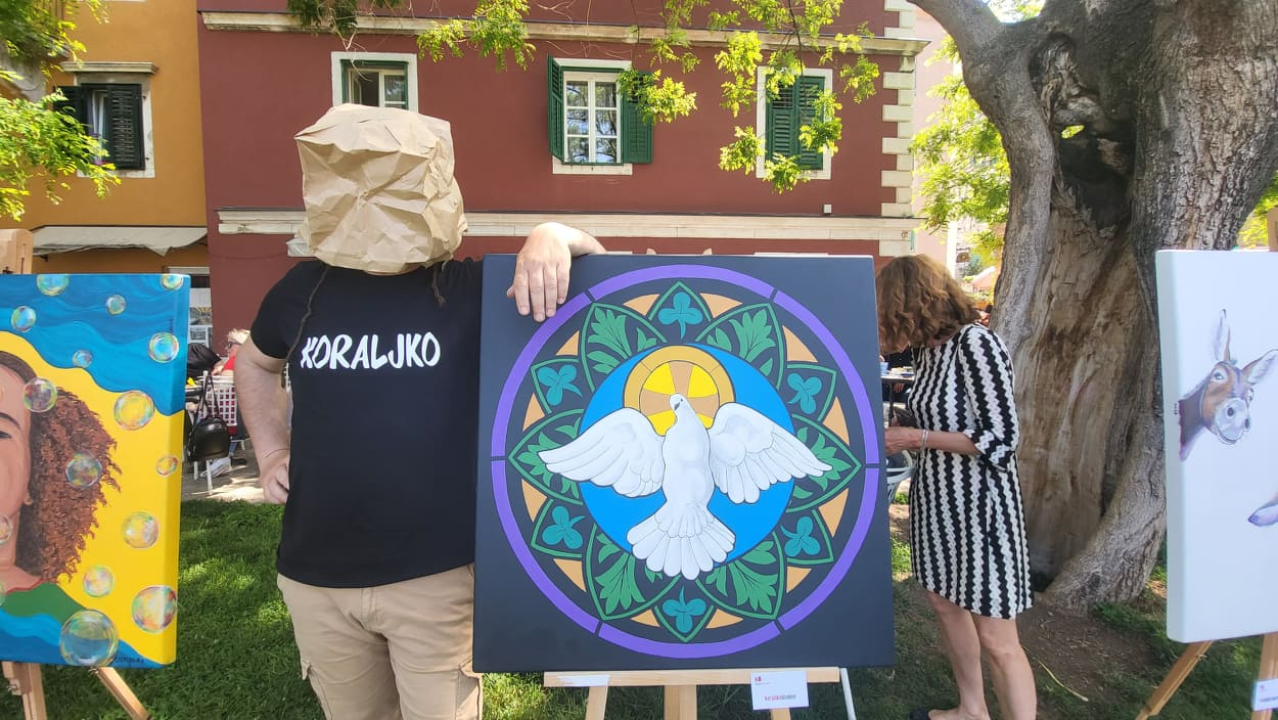 Izložba stolova: Apostolove kontra korone zamijenili apostolovi za mir