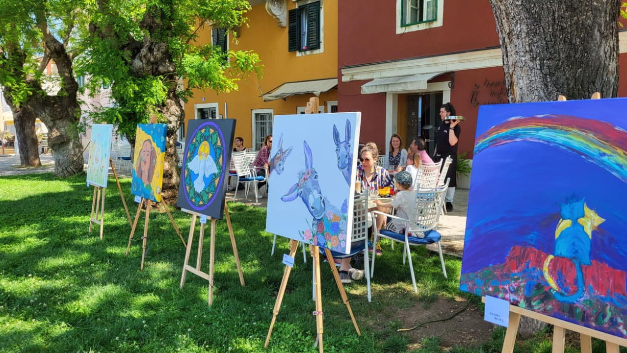 Izložba stolova: Apostolove kontra korone zamijenili apostolovi za mir