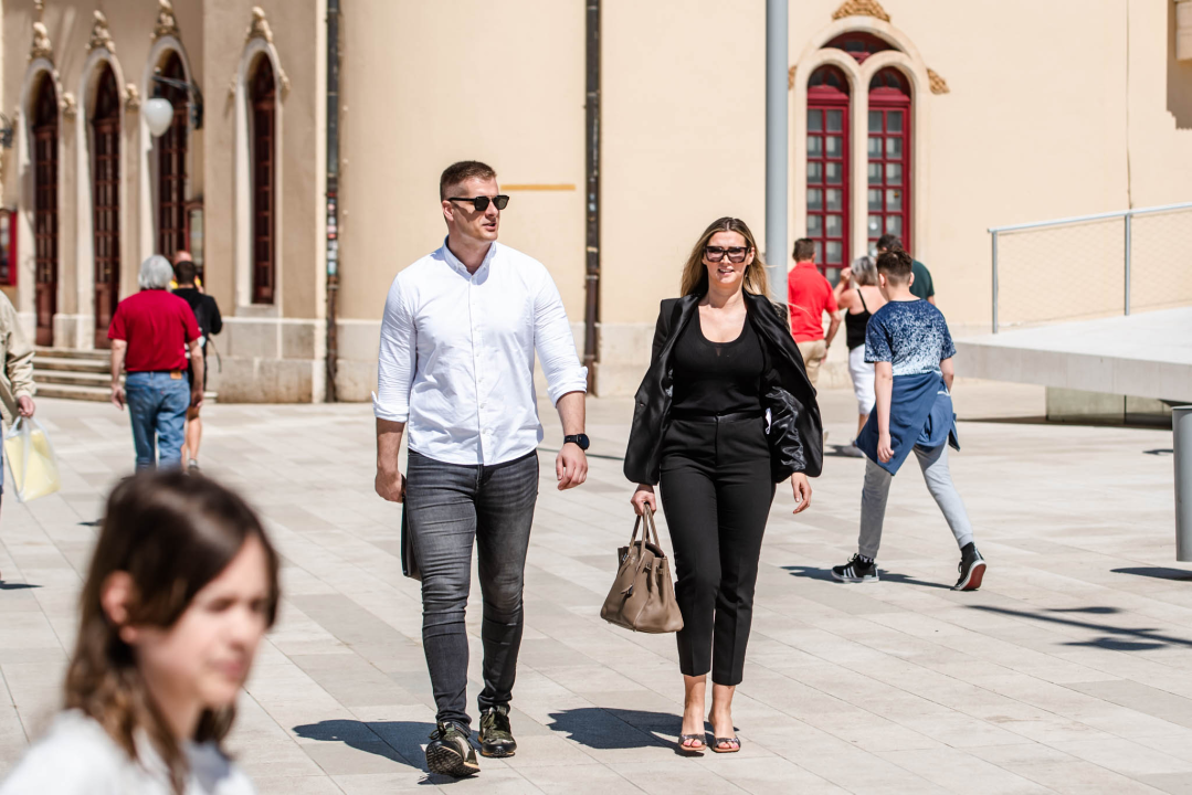 Šarene modne kombinacije koje prizivaju ljeto: Evo koje su nam dame upale u oko ovih dana...
