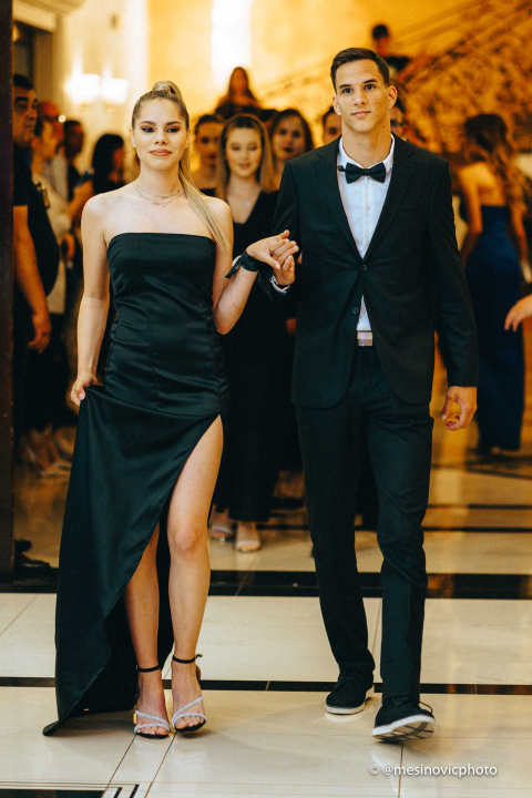 Pogledajte kako su zablistali učenici Industrijsko-obrtničke škole na svom maturalnom plesu (1. dio)