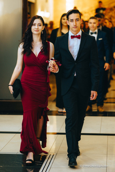 Pogledajte kako su zablistali učenici Industrijsko-obrtničke škole na svom maturalnom plesu (1. dio)