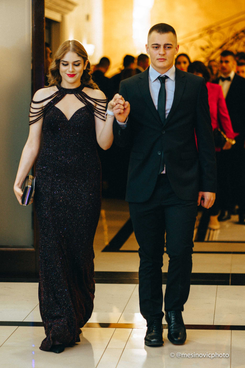 Pogledajte kako su zablistali učenici Industrijsko-obrtničke škole na svom maturalnom plesu (1. dio)