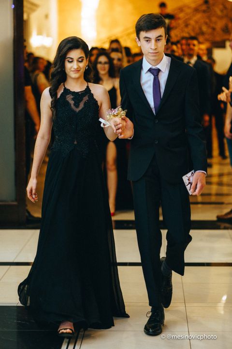 Pogledajte kako su zablistali učenici Industrijsko-obrtničke škole na svom maturalnom plesu (1. dio)