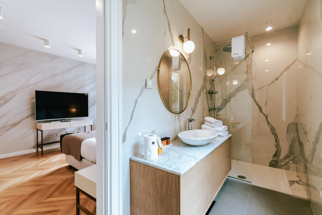 Oduševio nas je luksuz s katedralom na dlanu! Armerunov apartman jedinstven je spoj tradicije i modernog dizajna