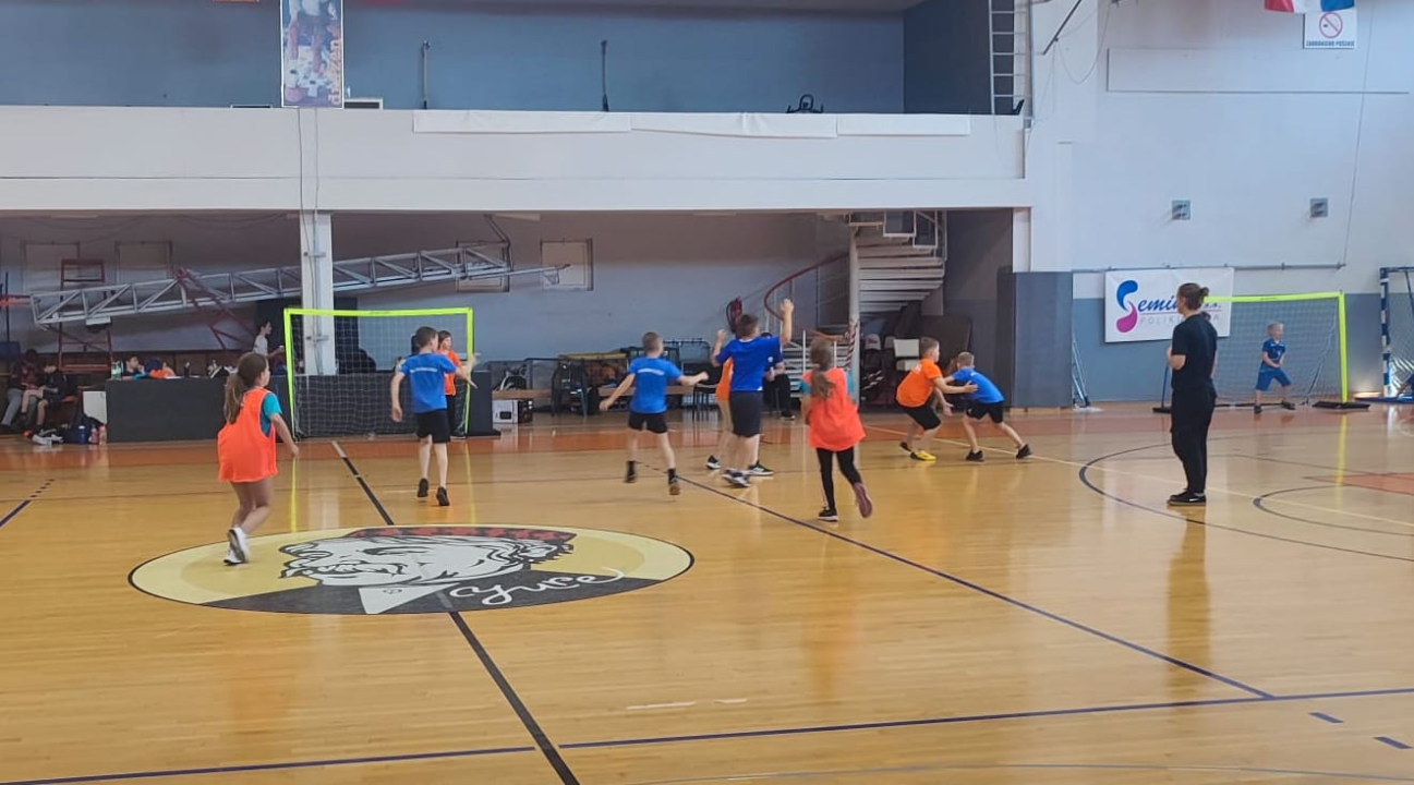 Završnica Međužupanijske mini lige: Više od 250 djece igralo mini rukomet na Baldekinu 