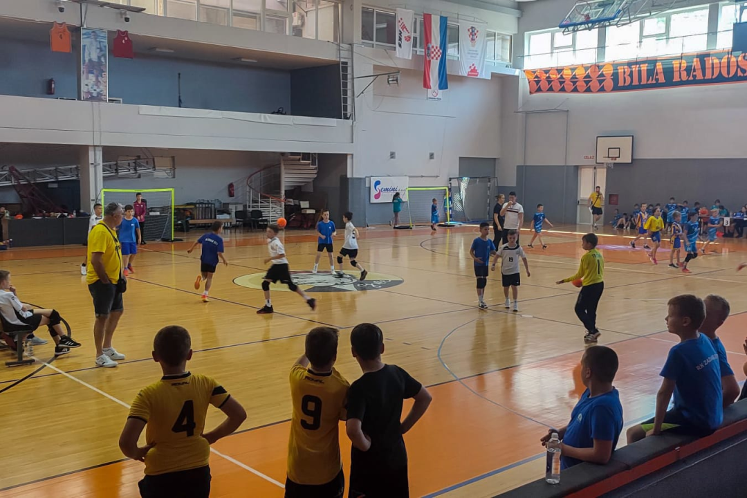Završnica Međužupanijske mini lige: Više od 250 djece igralo mini rukomet na Baldekinu 