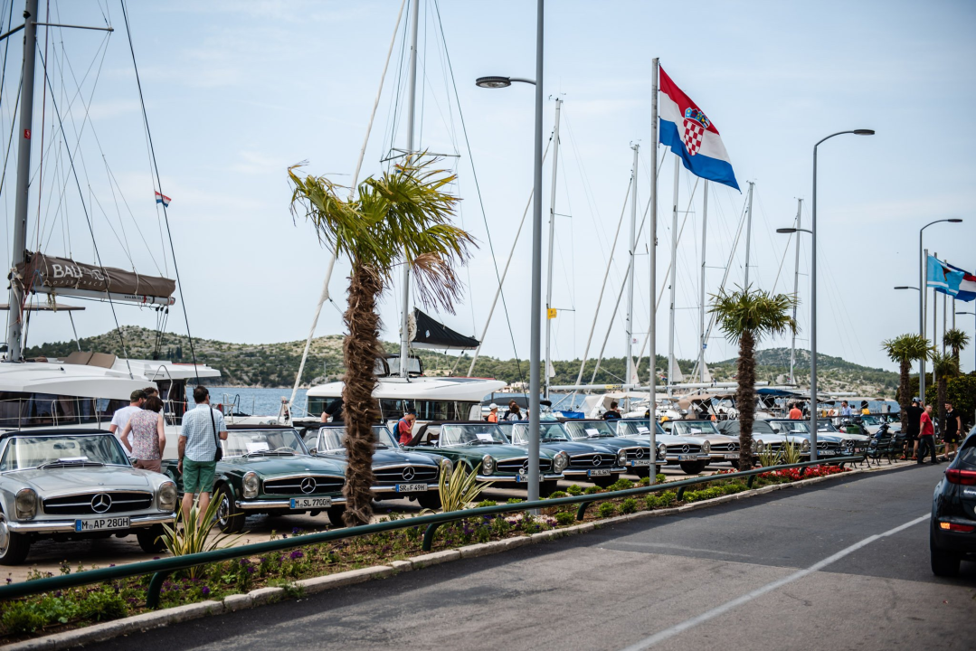 Šibenska riva puna legendarnih Mercedesovih 'Pagoda', tamo su do 17 sati