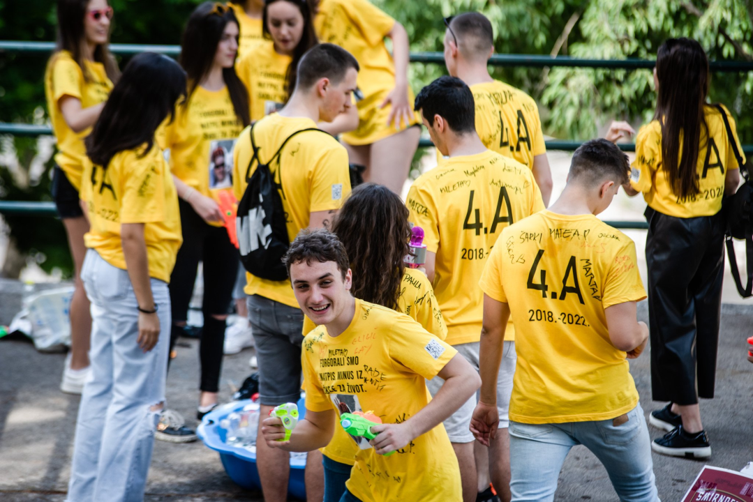 Maturanti se na šibenskim ulicama opraštaju od škole: Polako s alkoholom i sretno!