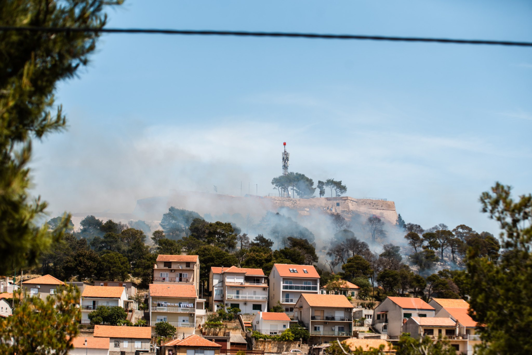 Požar ispod sv. Ivana izazvale četiri signalne rakete: Izgorjela 2,5 hektara