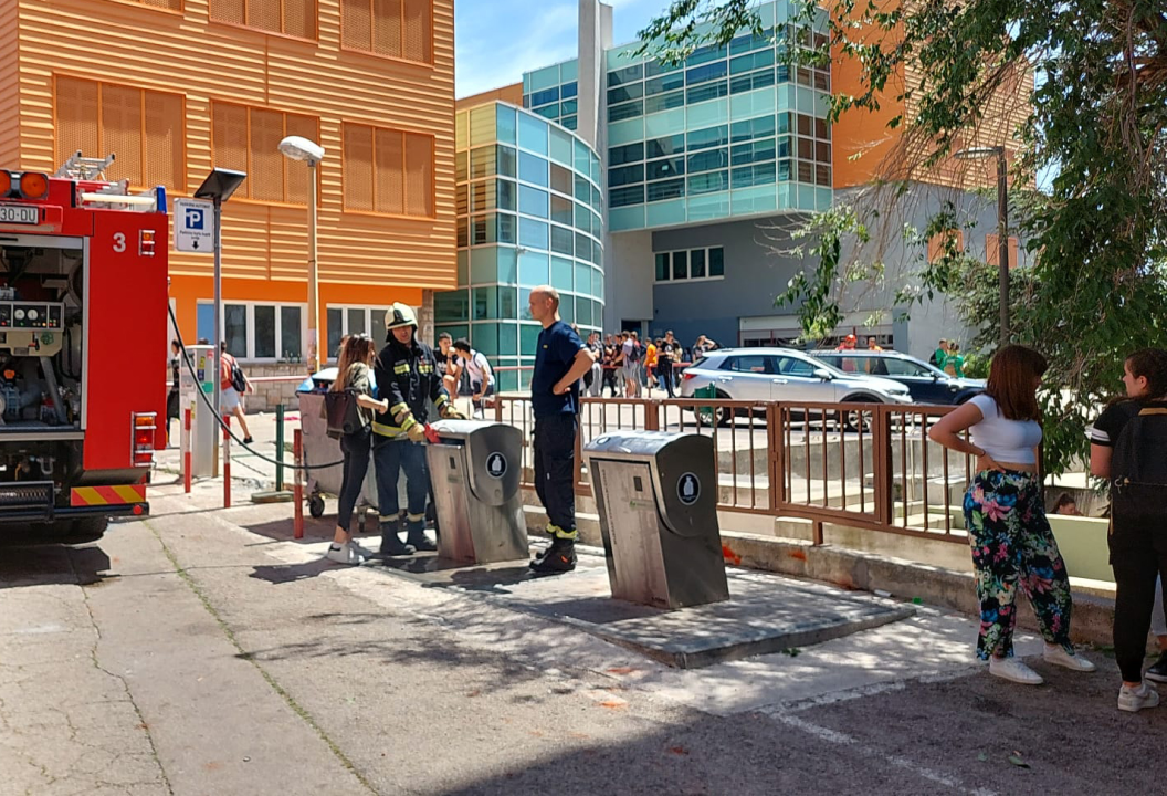 Gorio kontejner kod Turističko-ugostiteljske škole 