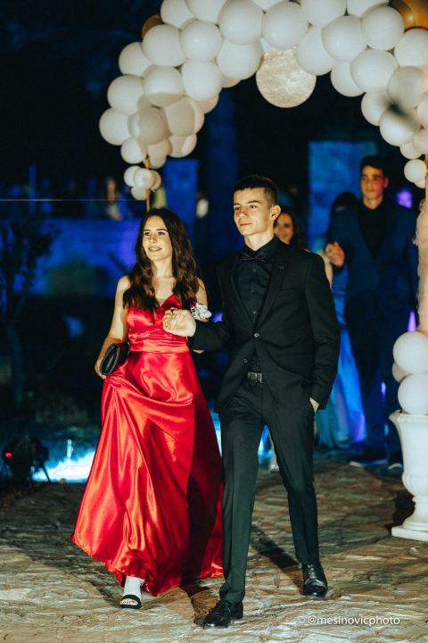 Maturanti Turističko-ugostiteljske škole u glamuroznim izdanjima proslavili kraj srednje škole! (1. dio)