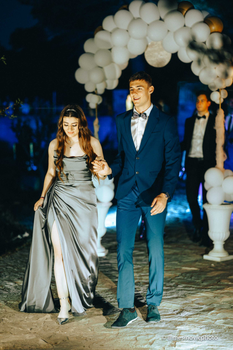 Maturanti Turističko-ugostiteljske škole u glamuroznim izdanjima proslavili kraj srednje škole! (1. dio)