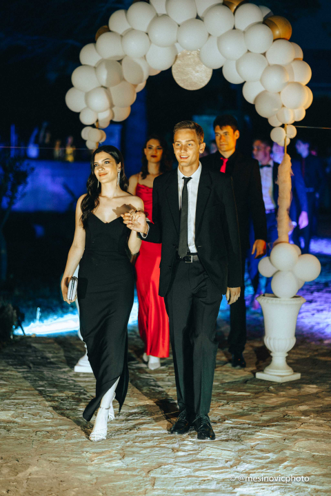 Maturanti Turističko-ugostiteljske škole u glamuroznim izdanjima proslavili kraj srednje škole! (2. dio)