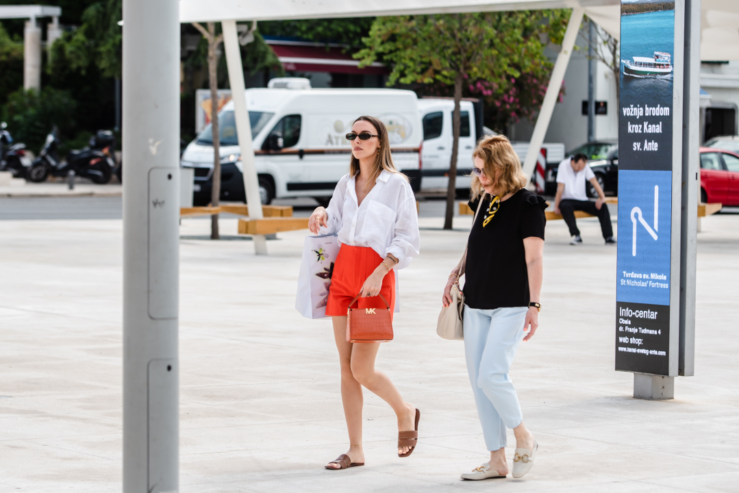 Modno usklađeni sugrađani preplavili ulice trendi komadima