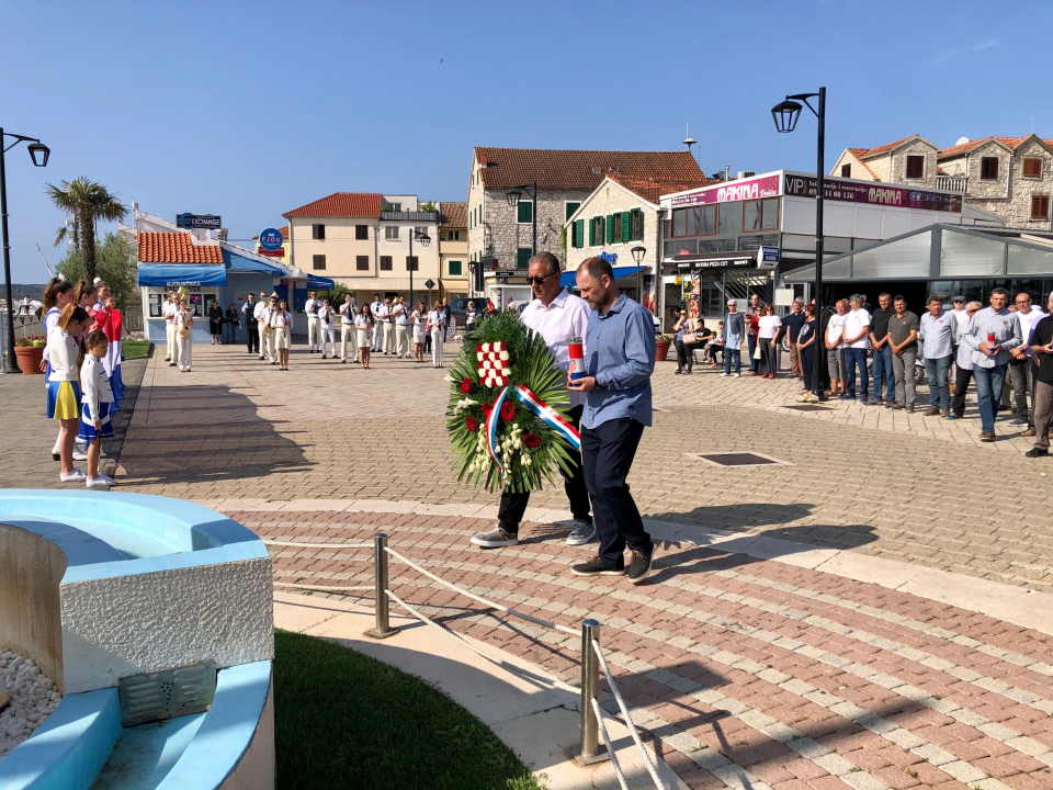 Polaganjem vijenaca i molitvom u Vodicama obilježen Dan državnosti