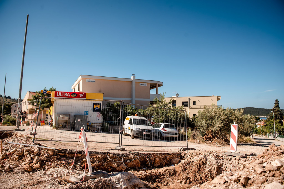 Posjetili smo Žaborić: 'Turisti nam ne dolaze, a Šibenčana je sve manje na plaži. Puna nam je kapa ovih radova' 