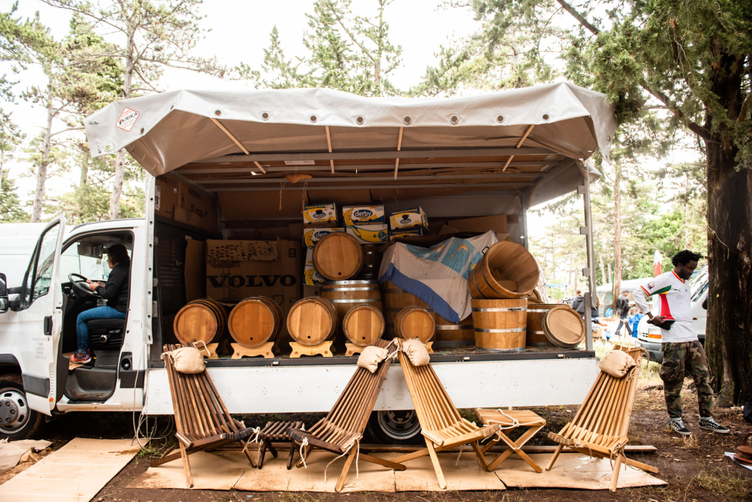 Bili smo na Benkovačkom sajmu: Najtraženija 'roba' su CD-evi Thompsona i Bulića, a za prasetinu se čeka red