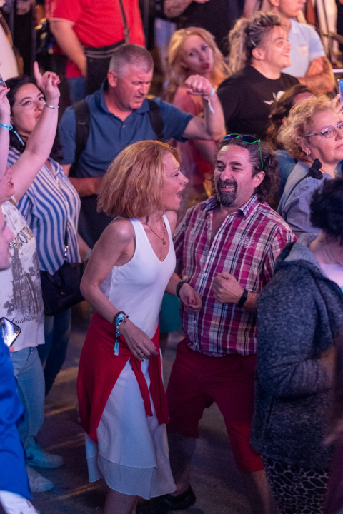 Buri usprkos, u Vodicama započeo 14. CMC festival: Publika se rasplesala uz zabavne hitove  