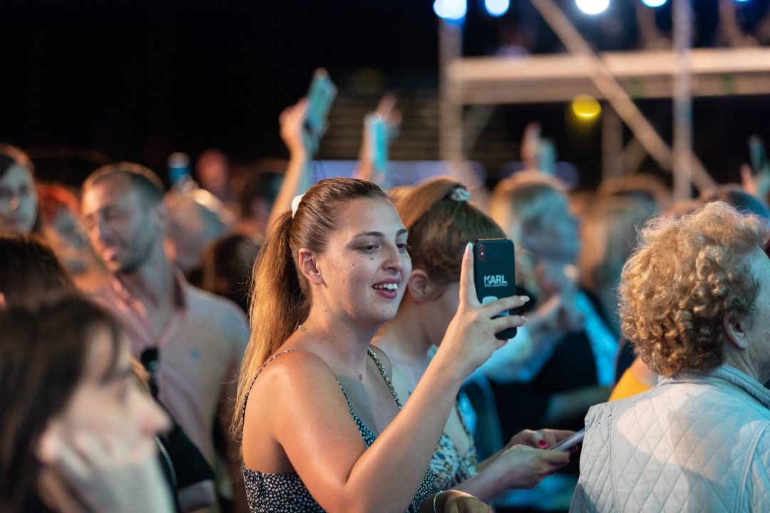 Buri usprkos, u Vodicama započeo 14. CMC festival: Publika se rasplesala uz zabavne hitove  