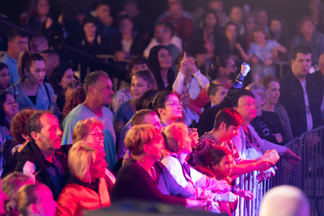 Buri usprkos, u Vodicama započeo 14. CMC festival: Publika se rasplesala uz zabavne hitove  