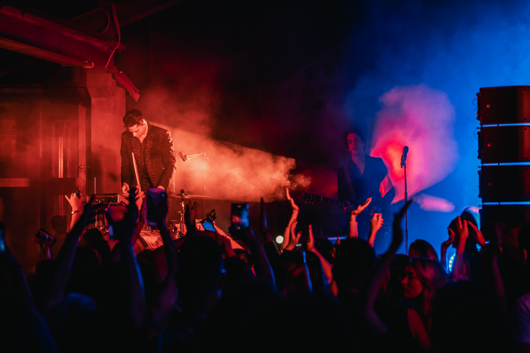 Nema ljubavi u klubu, ljubav je na tvrđavi: Plesnjak za milenijalce uz Buč Kesidi i Nipplepeople