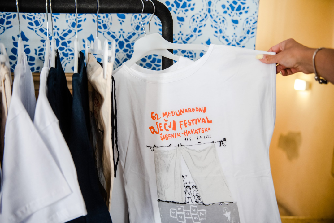 Od danas možete u šibenskom kazalištu kupiti suvenire s prepoznatljivim motivima MDF-a 