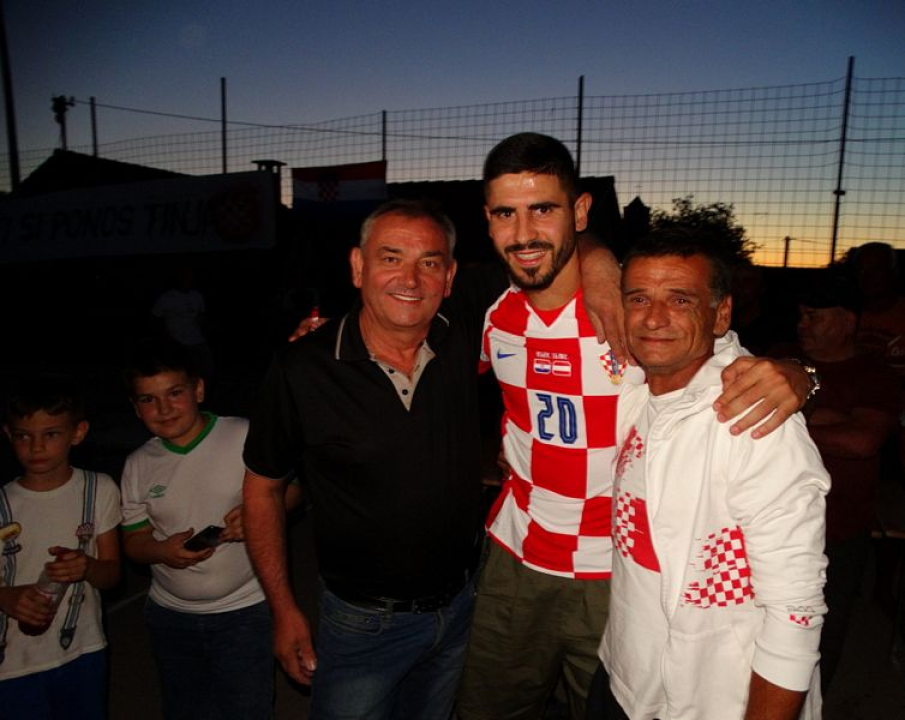 Veličanstven doček hrvatskog reprezentativca Martina Erlića u rodnom Tinju