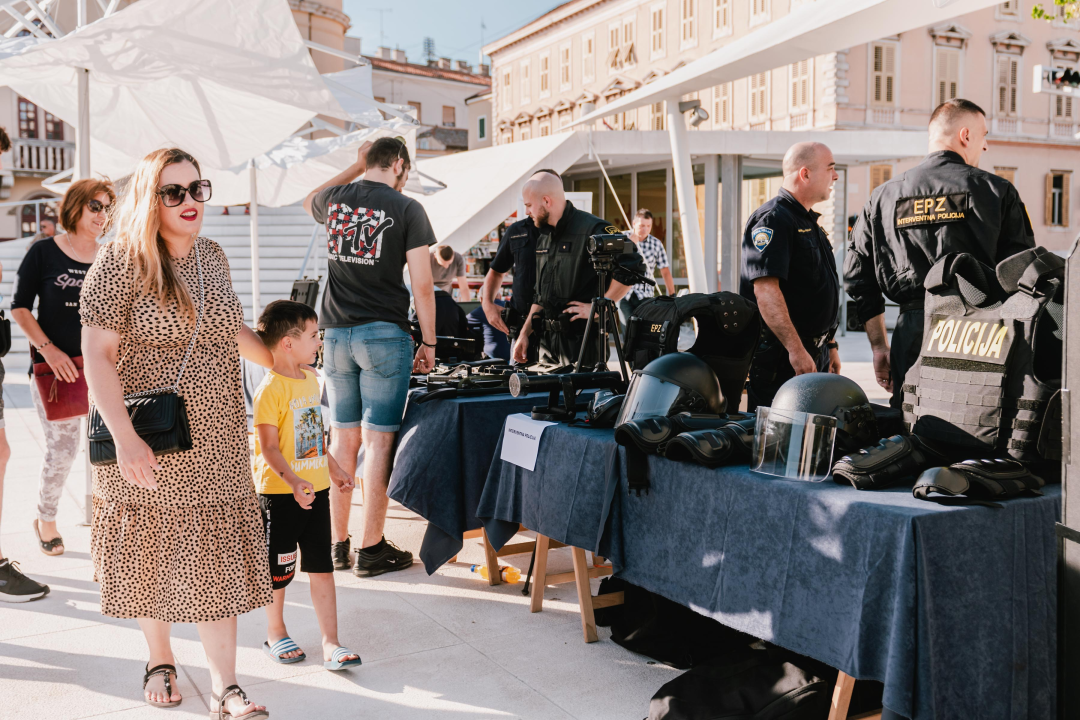 Dan otvorenih vrata Policije na Poljani: Najviše zanimanja za fotografiranje s vatrenim oružjem