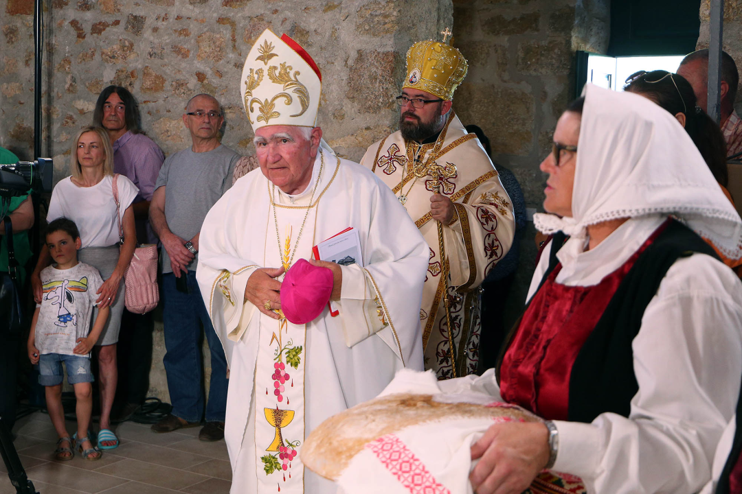 U Kričkama posvećena obnovljena crkva Pokrova presvete Bogorodice 