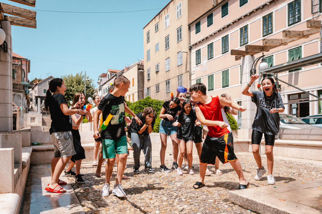 Šibenik u vrijeme MDF-a, jedini grad u kojem je više djece na ulici nego ispred ekrana