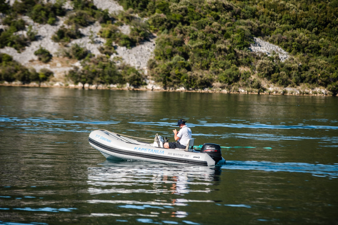 Iz podmorja Šarine drage u Zatonu uklonjeno preko 20 godina staro ribogojilište 