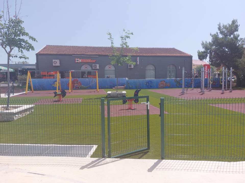 Projekt vrijedan 500 tisuća kuna: 'Najprometnije' dječje igralište u Murteru napokon u punoj funkciji