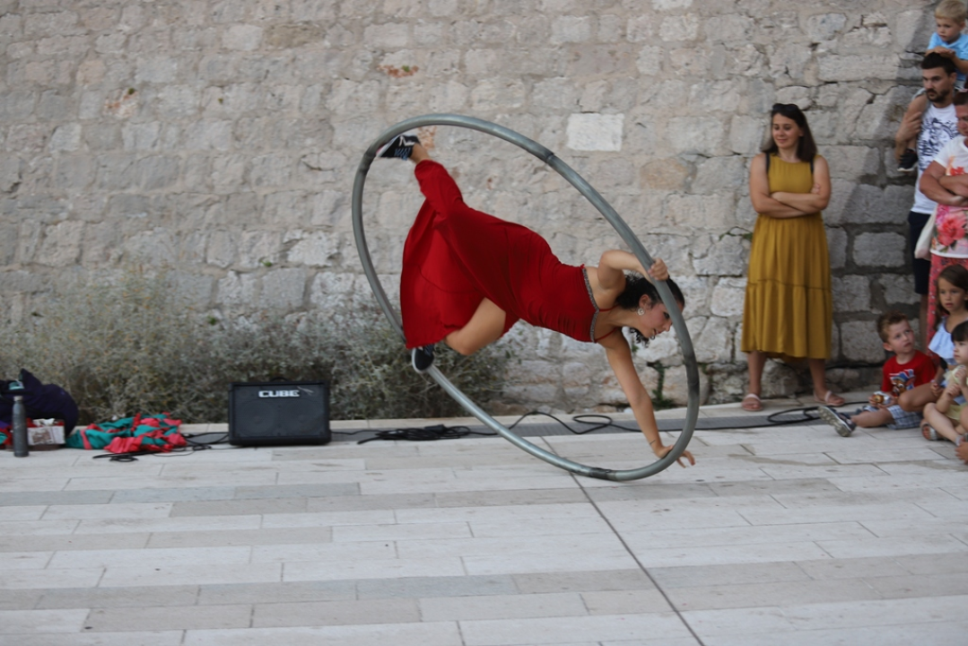 Danas je zbog MDF-a najduži dan u godini: Poznati čitaju, sajam knjiga, ulični program, predstave...