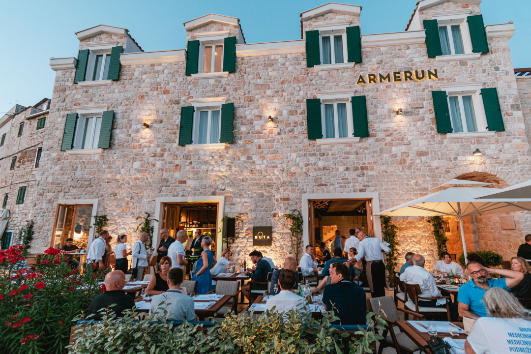 Buta je nova šibenska gastro destinacija: Uživajte u mediteranskim jelima na terasi okruženoj začinima
