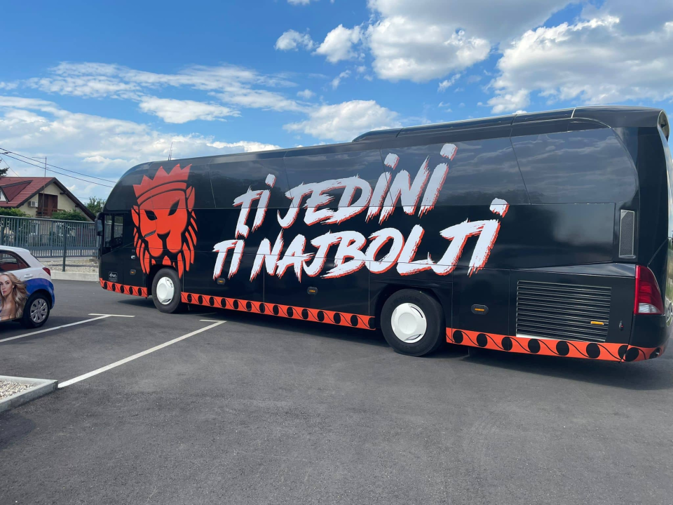 Crno-narančasta boja, lav, 'Moj grad, moj klub'... sve je to oslikano na klupskom busu HNK Šibenik 