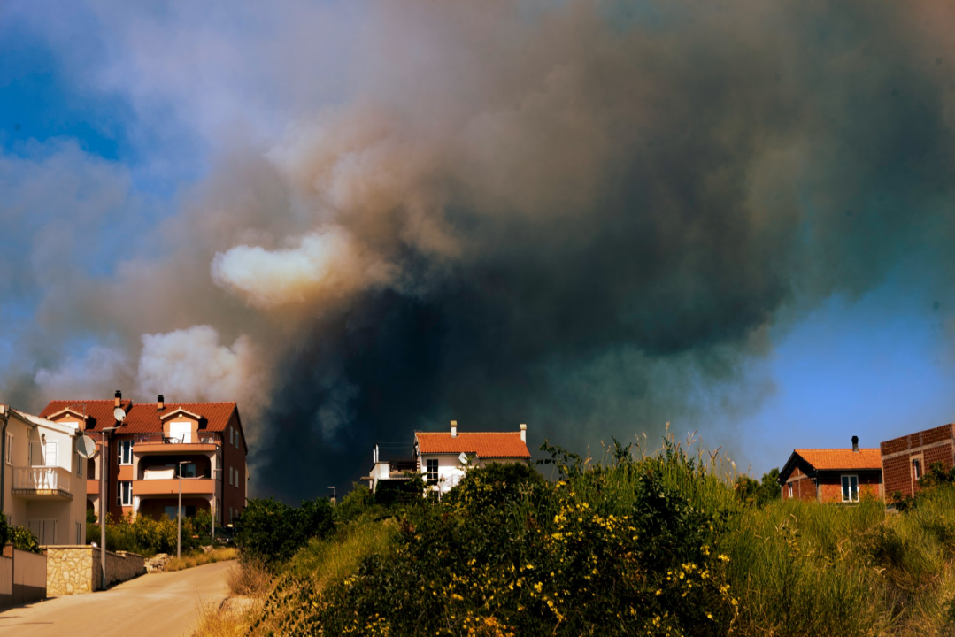 Jedan vatrogasac ozlijeđen, četveročlana obitelj iz Rasline koja je ostala bez kuće smještena u Cvjetni dom