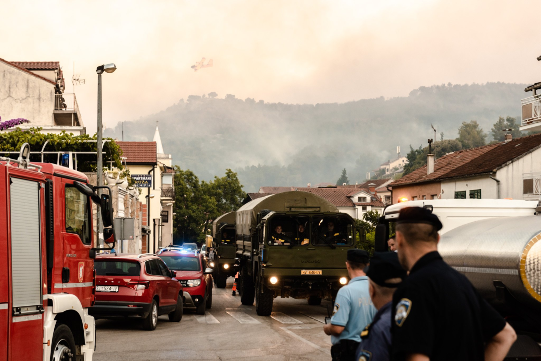 Nemirna noć na požarištu: Pogledajte večerašnje scene iz Zatona